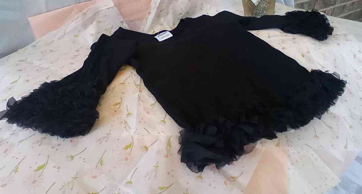 Girls Blk Ruffles on bottom and cuff of wrist - Dallas, Texas - FleaMarketBay