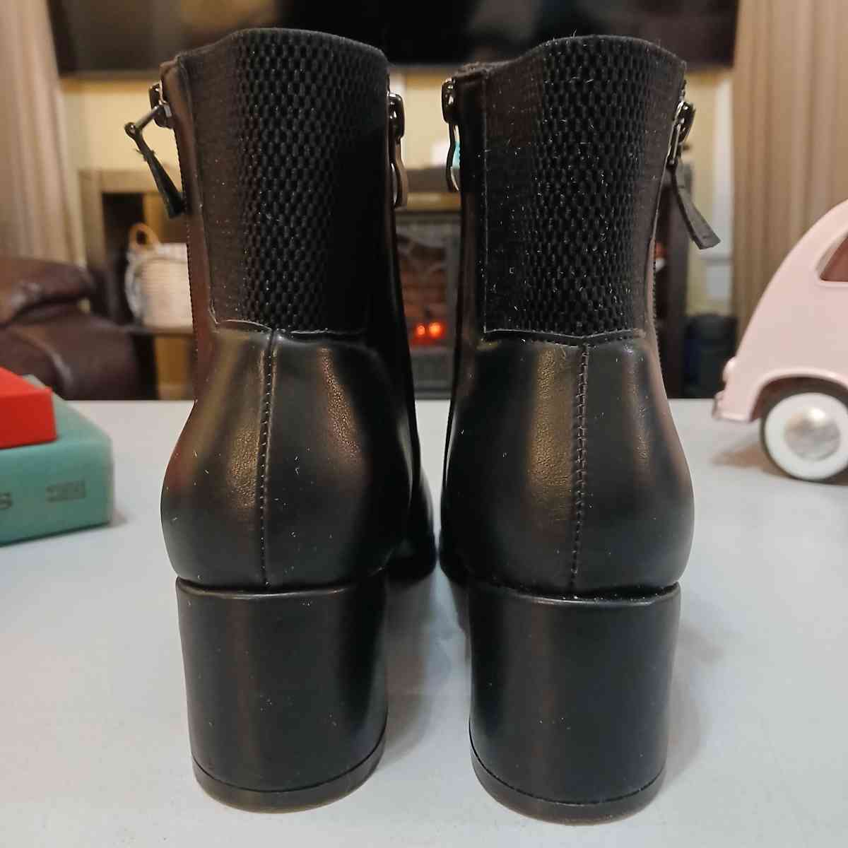 Rouge Helium Black women boots size 10 - Indianapolis, Indiana - FleaMarketBay