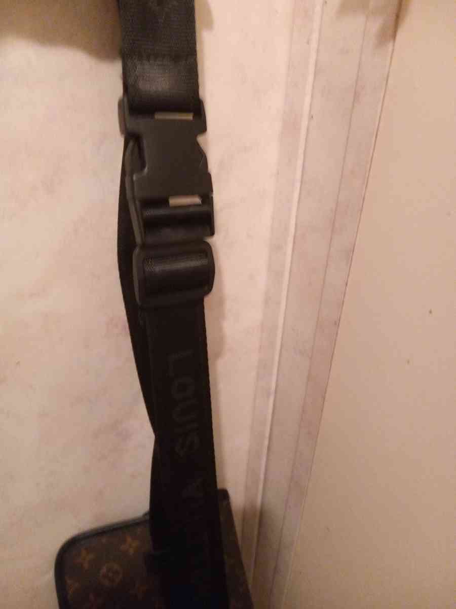 louis Vuitton cross body bag - Cleveland, Alabama - FleaMarketBay