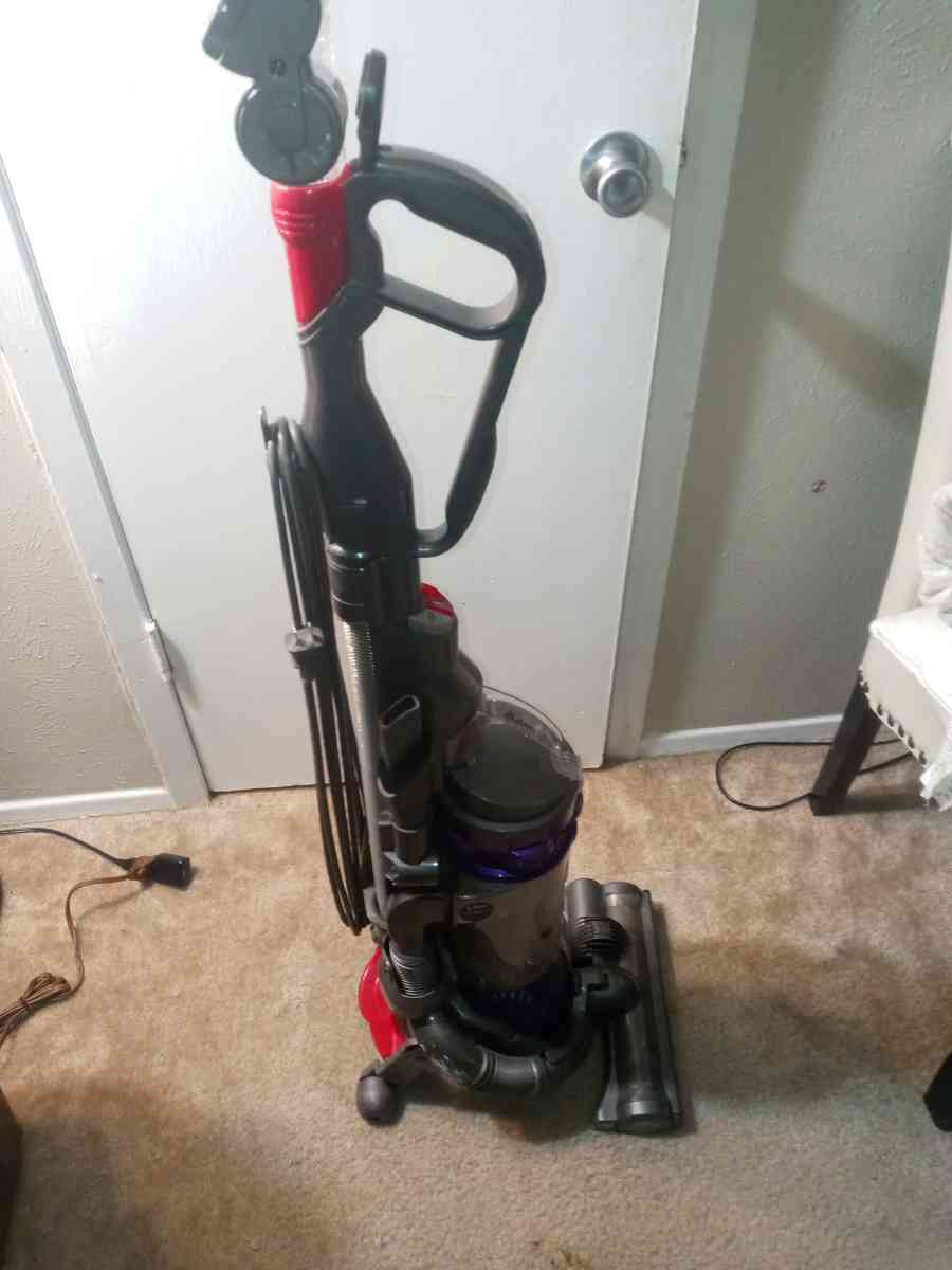 Dyson bagless vacuum cleaner - Dallas, Texas - FleaMarketBay