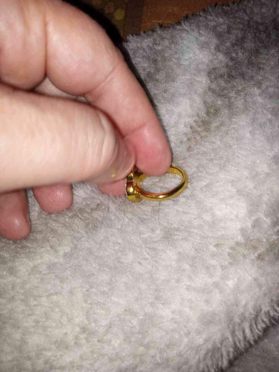 cloverleaf design ring with diamond chips - Wallace, North Carolina - FleaMarketBay