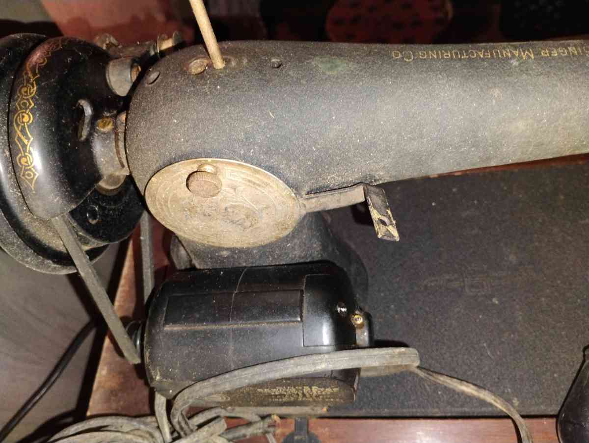 Singer Sewing machine from 1940s - Baytown, Texas - FleaMarketBay