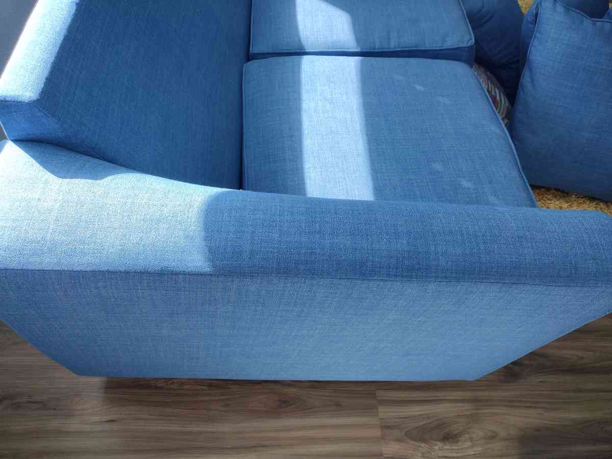 sofa and rug - Altamonte Springs, Florida - FleaMarketBay