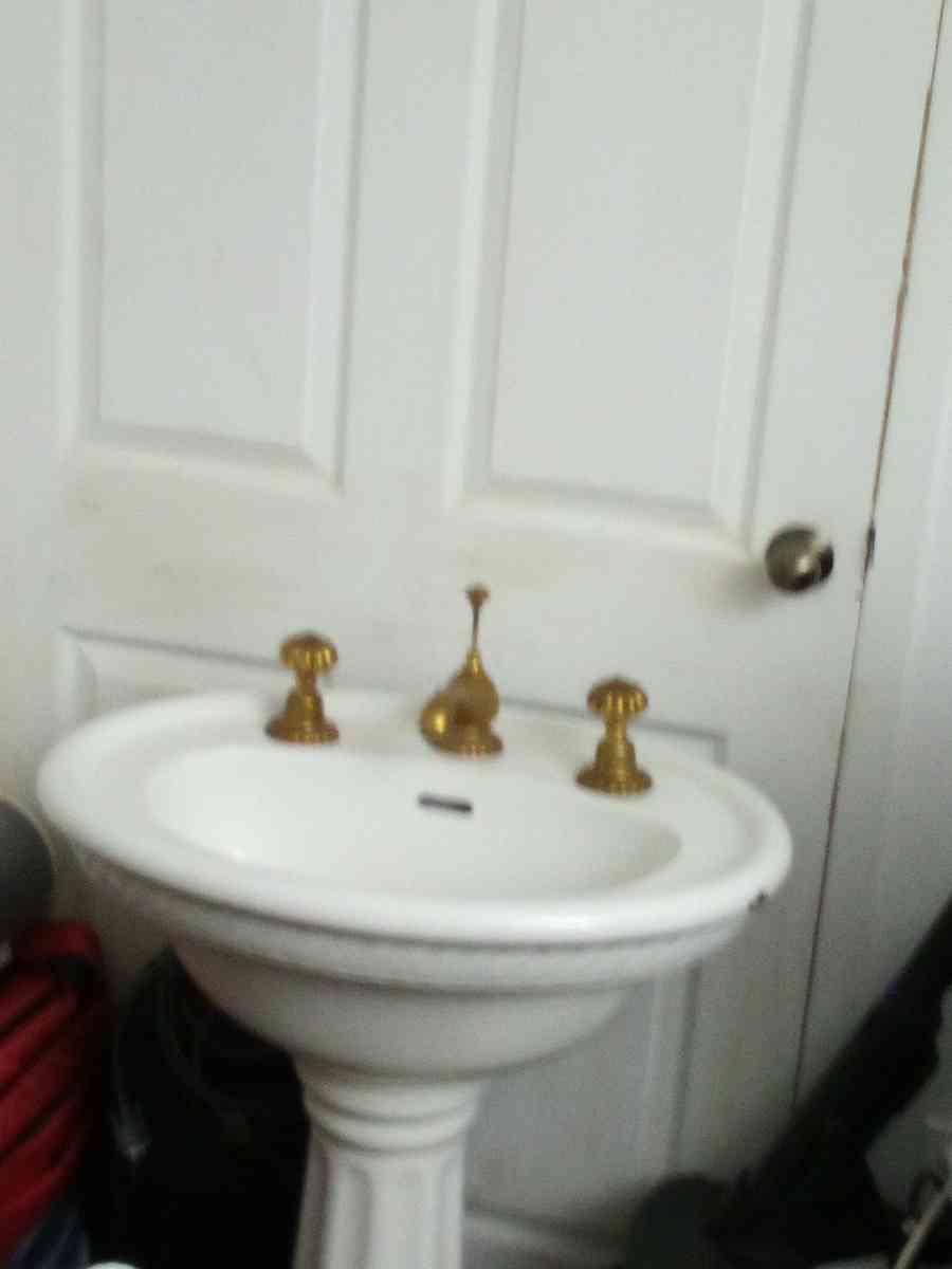 vintage cast iron porcelain pedestal sink BEAUTIFUL - Charlotte, North Carolina - FleaMarketBay