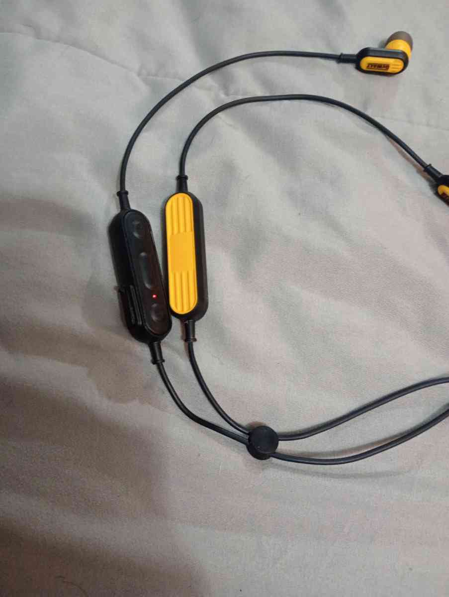 DeWalt noise cancellation Bluetooth earphones - Springfield, Ohio - FleaMarketBay