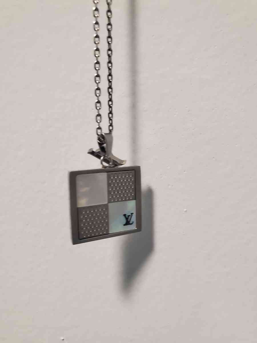 Louis vuitton necklace - Chester, Virginia - FleaMarketBay