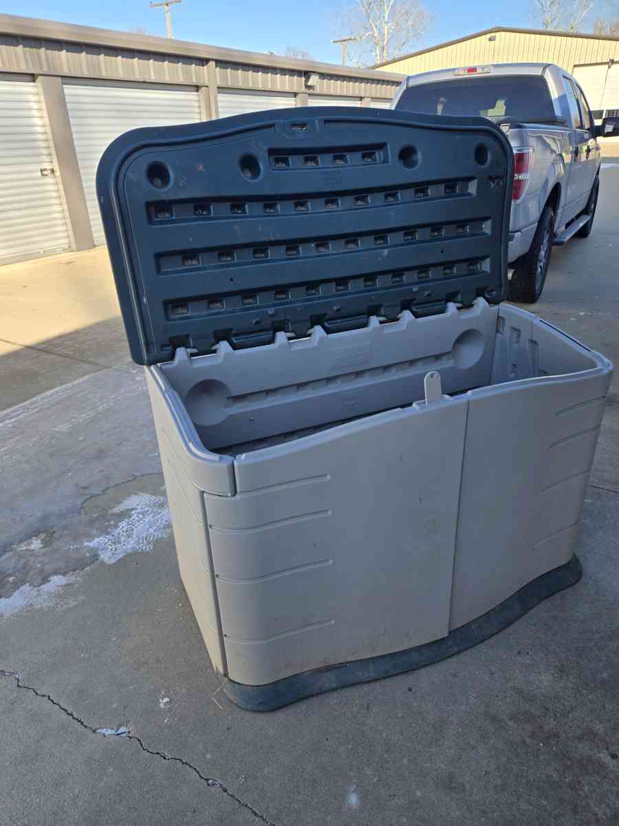 Outside container with lock and key - Jenks, Oklahoma - FleaMarketBay