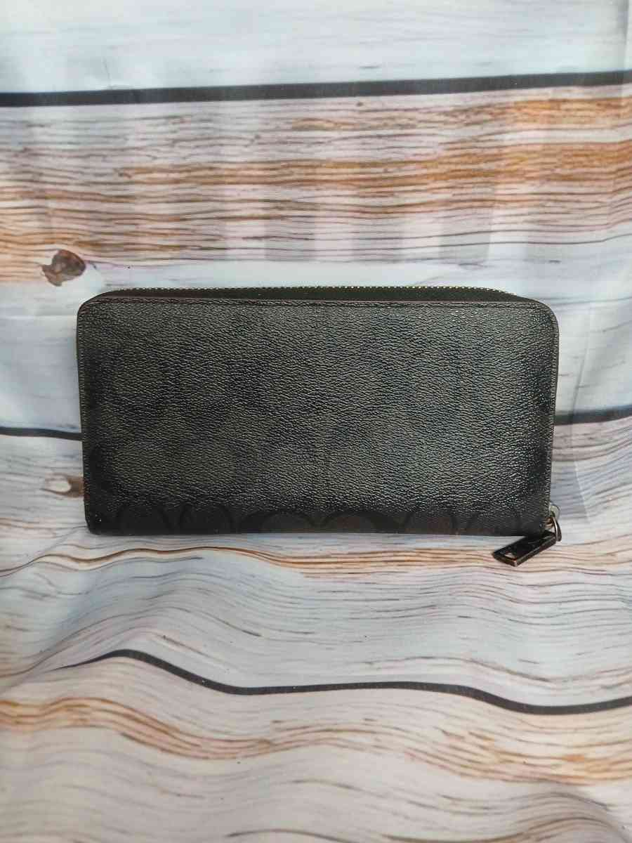Coach Zip Around Accordion style wallet - Anacortes, Washington - FleaMarketBay