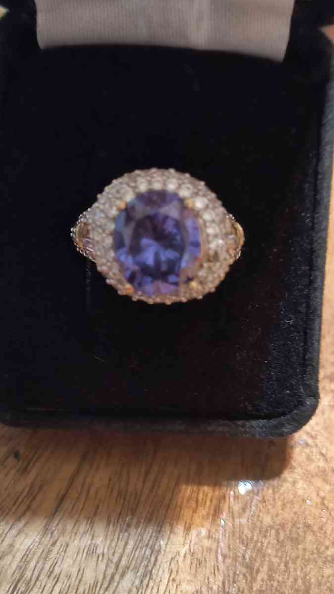 Stunning Cocktail Ring - Greenville, Illinois - FleaMarketBay