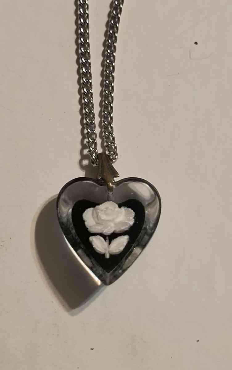 Flower Heart Necklace - Greenville, Illinois - FleaMarketBay
