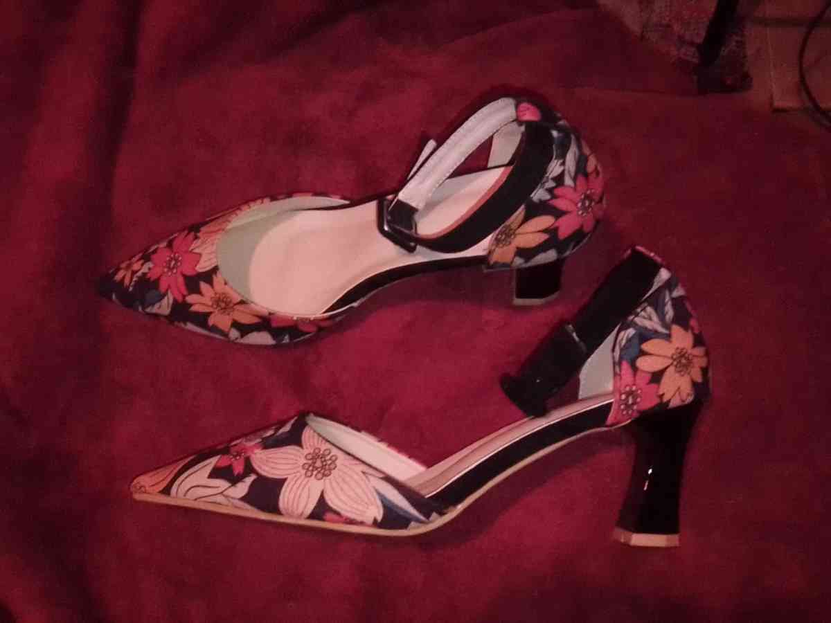 floral hells never worn - Orange Lake, Florida - FleaMarketBay