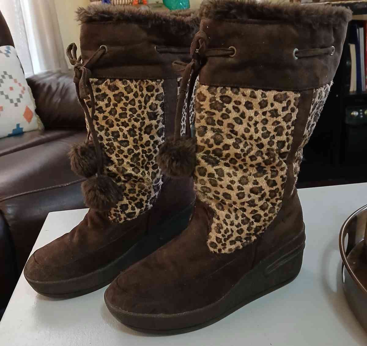 SO Wear it Declare it Snow Boots for Women Size 8