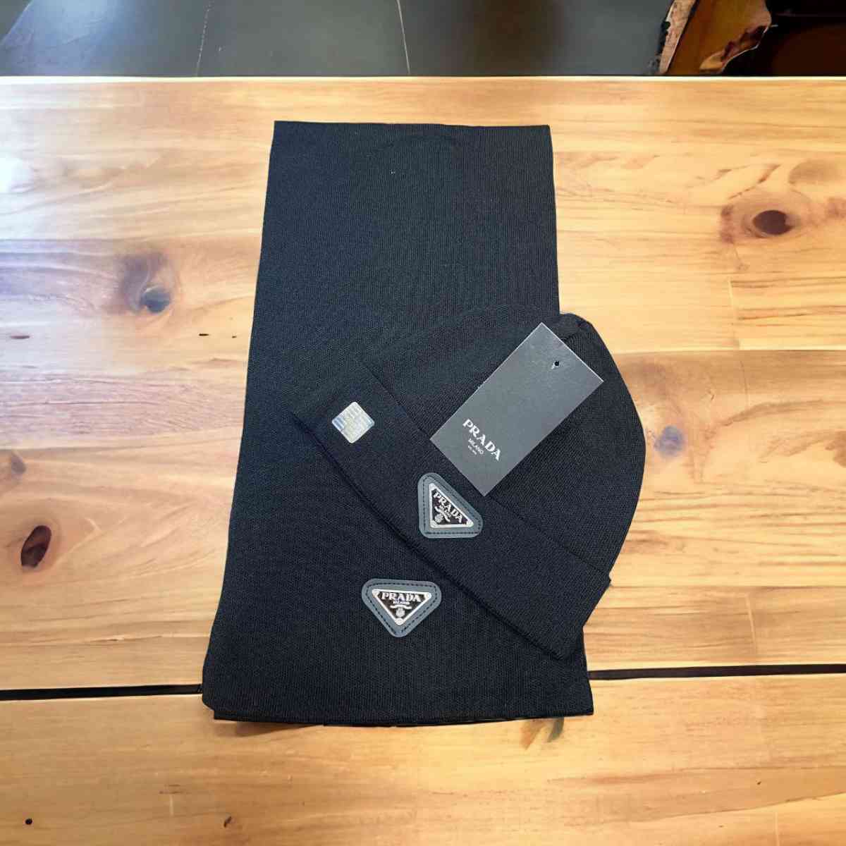 scarf and hat - Norfolk, Virginia - FleaMarketBay