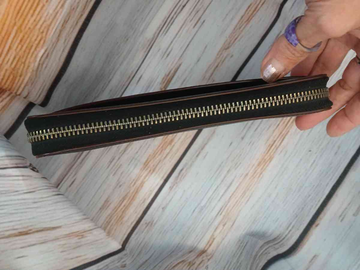 Coach Zip Around Accordion style wallet - Anacortes, Washington - FleaMarketBay