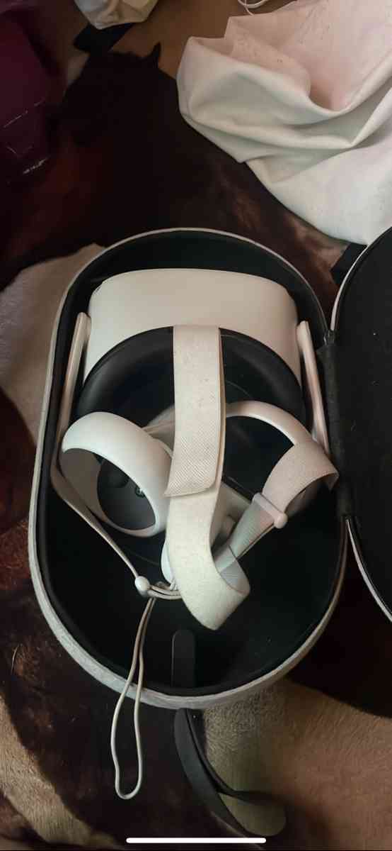 tryna get rid of oculus quest 2 256gb with carrying case - Seaside, California
