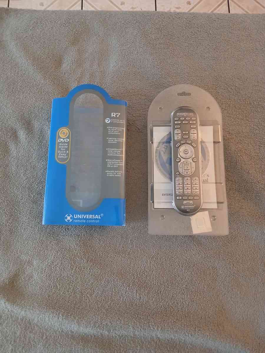 Universal Remote Control URC R7 DVD - North Hollywood, California - FleaMarketBay