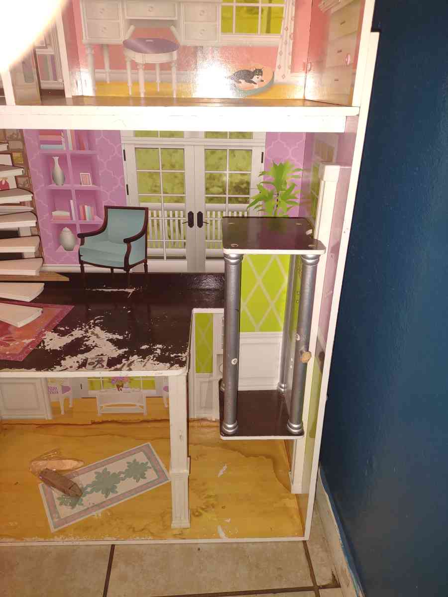Barbie house 4 ft tall - San Antonio, Texas - FleaMarketBay