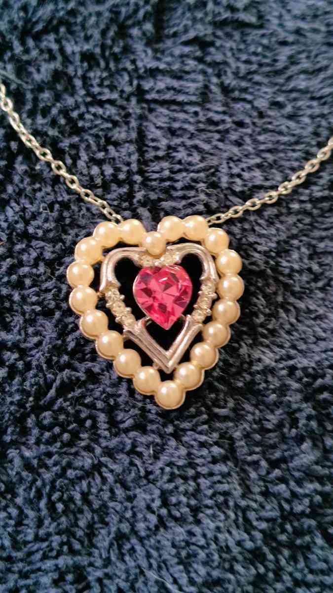 Vintage Avon Pink Heart Necklace - Greenville, Illinois