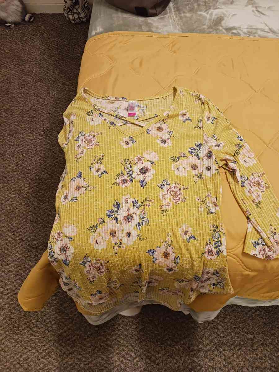 clothes n pj hookie - Porterville, California - FleaMarketBay