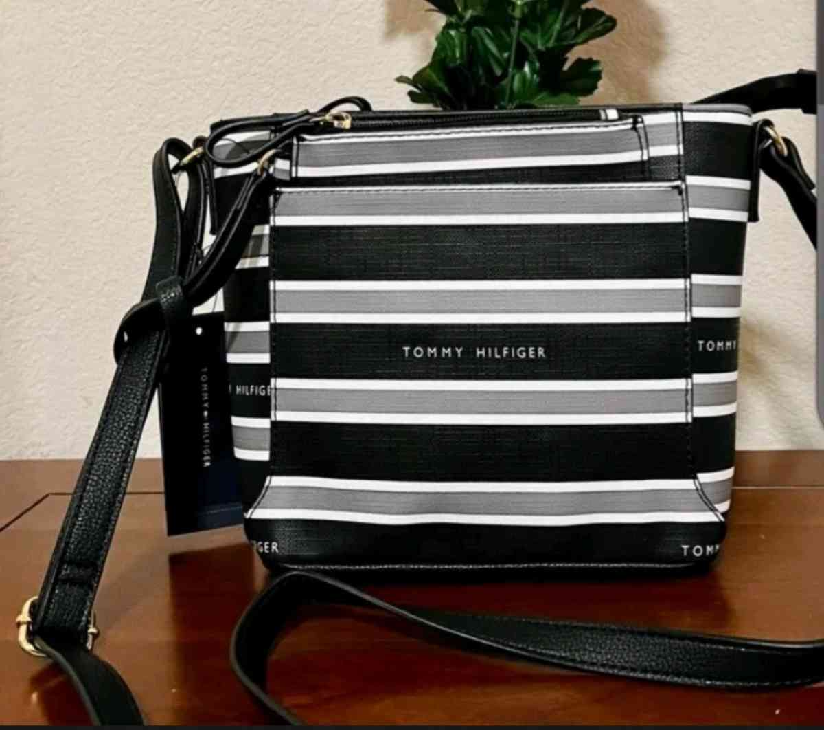 Tommy Hilfiger Crossbody Bag New With Tags Never Used - Hialeah, Florida