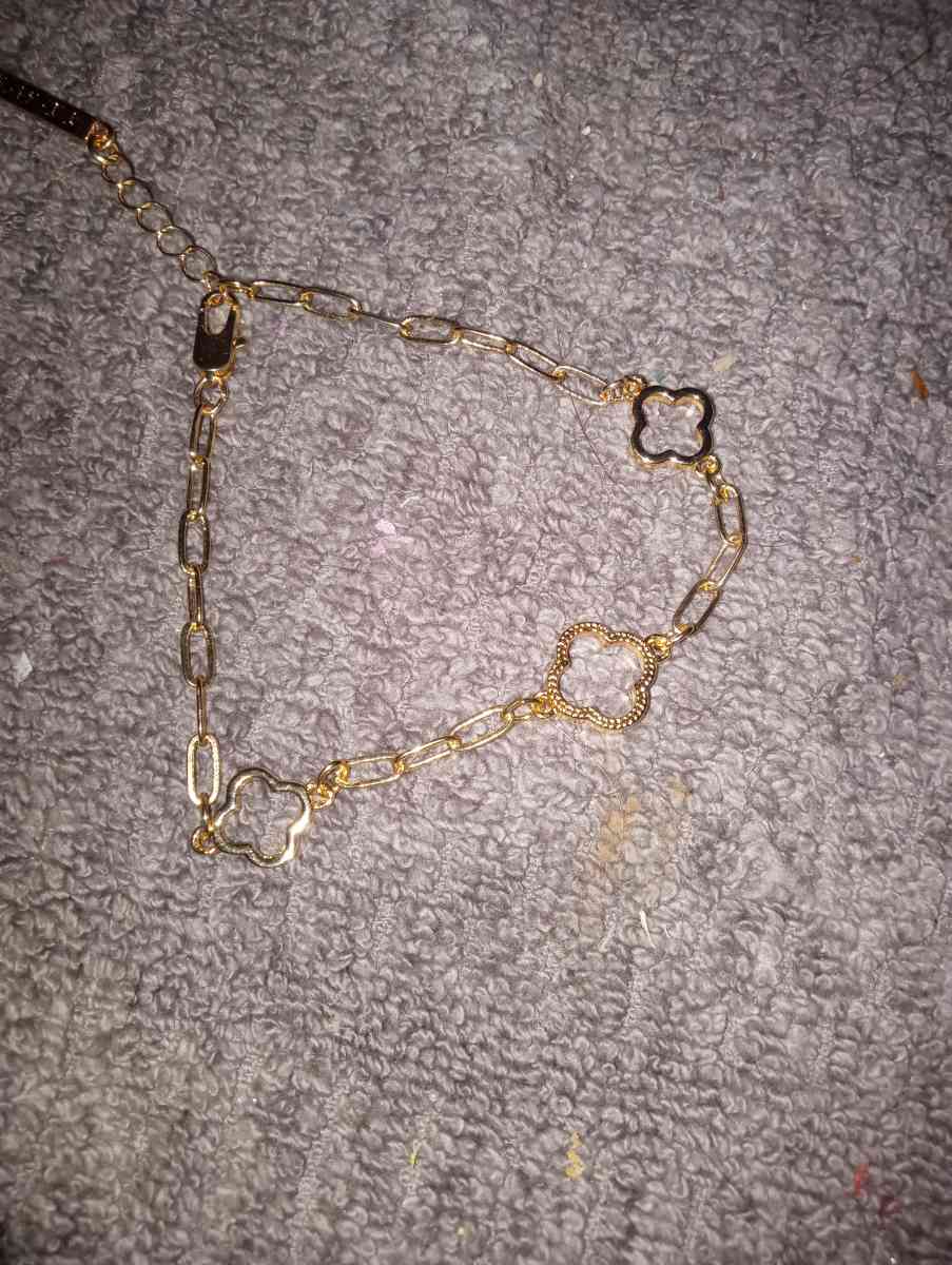 Cloverleaf style bracelet