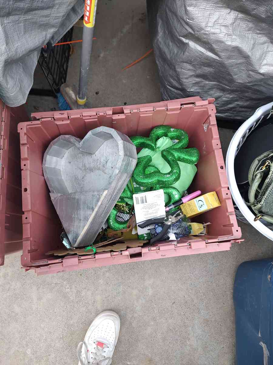 bundle of crafting supplies - Addy, Washington