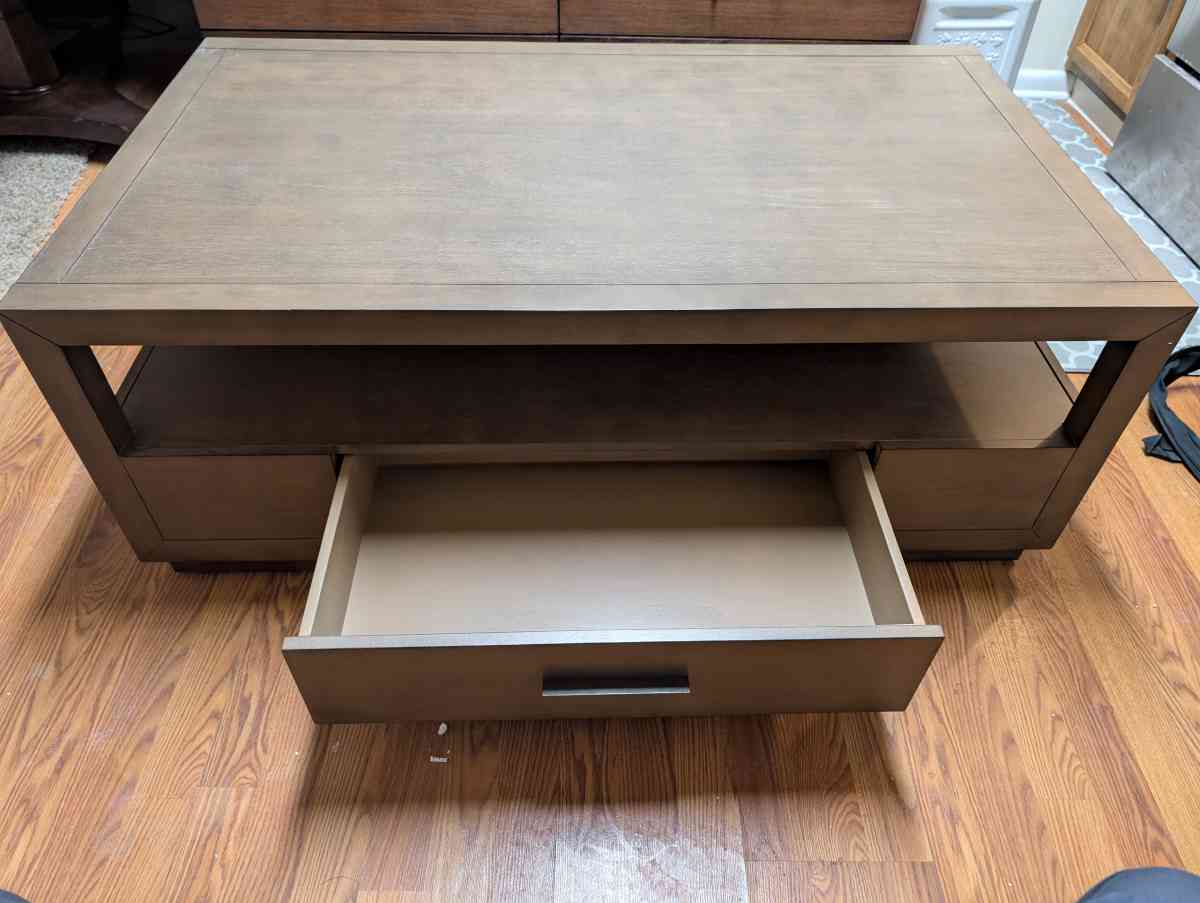 Abbyson Home Furniture Coffee Table - Richfield, Ohio - FleaMarketBay