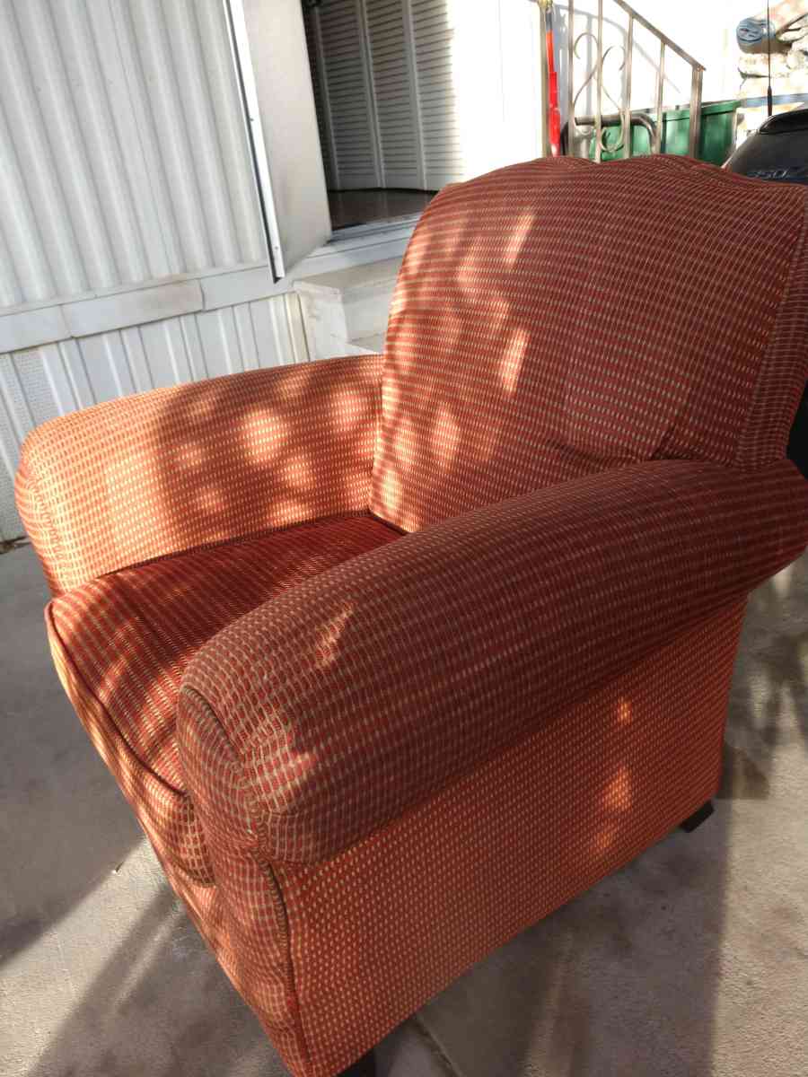 Large comfortable chair - Peoria, Arizona - FleaMarketBay
