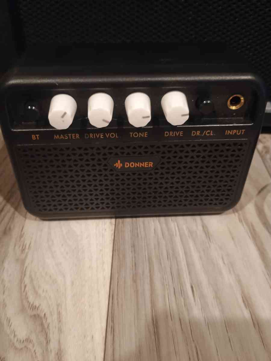 guitar and 3 amps - Irvington, Alabama - FleaMarketBay