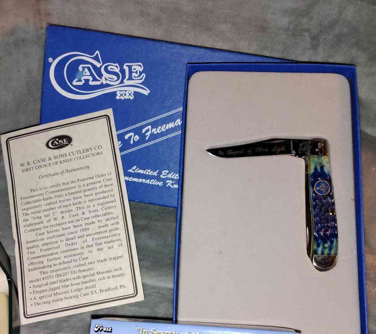 2 blades auth Freemasonry commemorative knife blue bone - Laceys Spring, Alabama