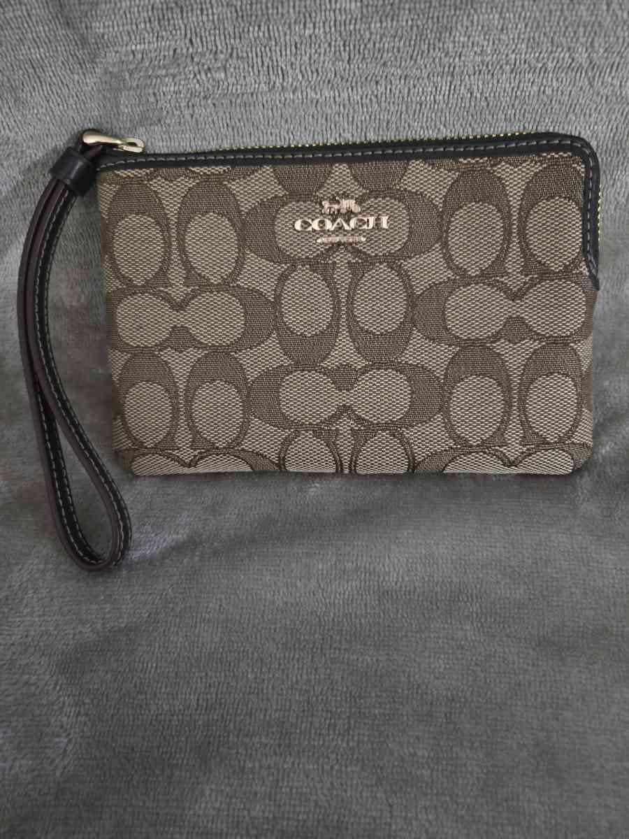 COACH CORNER ZIP WRISTLET IN SINATURE CANVAS KHAKI BROWN F58 - Hialeah, Florida