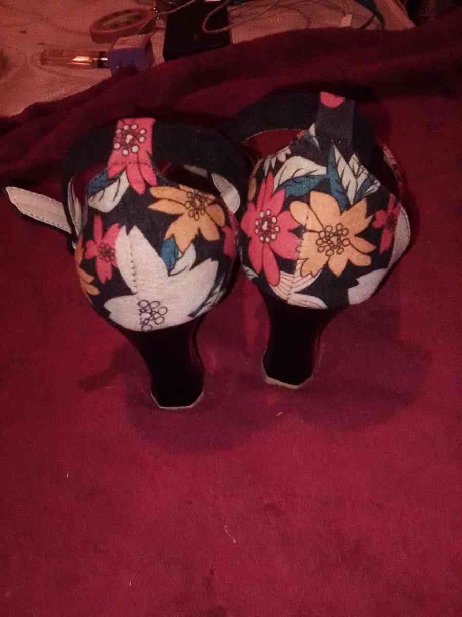 floral hells never worn - Orange Lake, Florida - FleaMarketBay