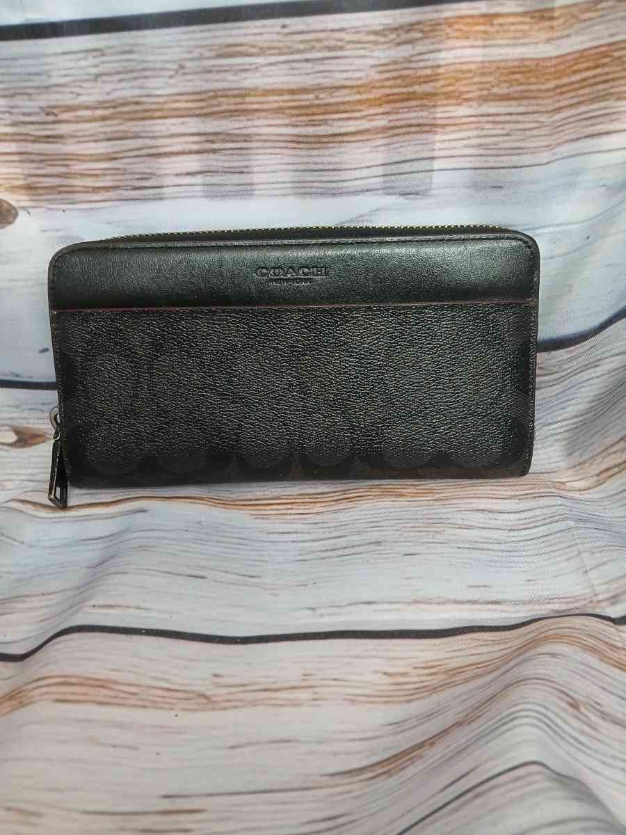 Coach Zip Around Accordion style wallet - Anacortes, Washington - FleaMarketBay