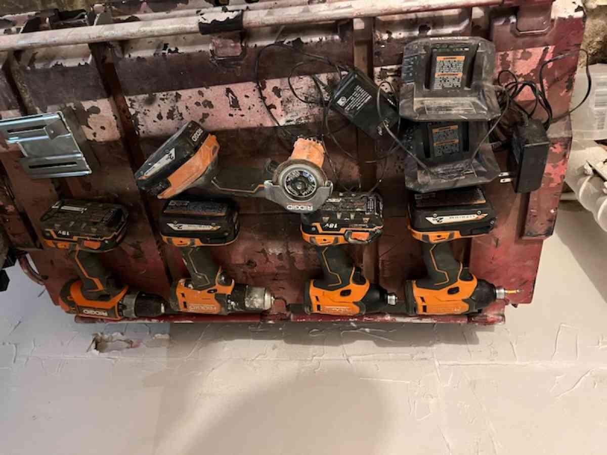 battery tools - Lake In The Hills, Illinois