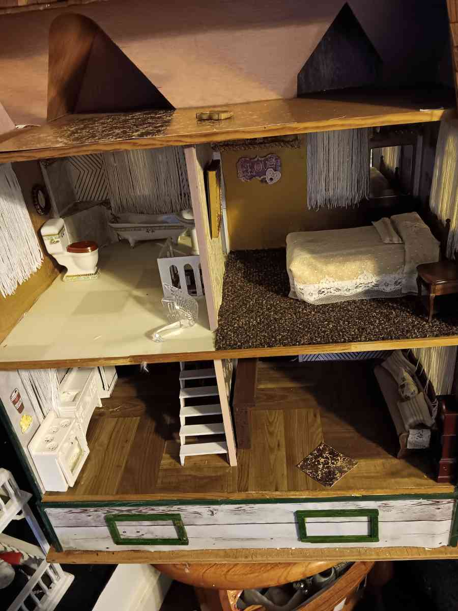 dollhouse - Spanaway, Washington - FleaMarketBay