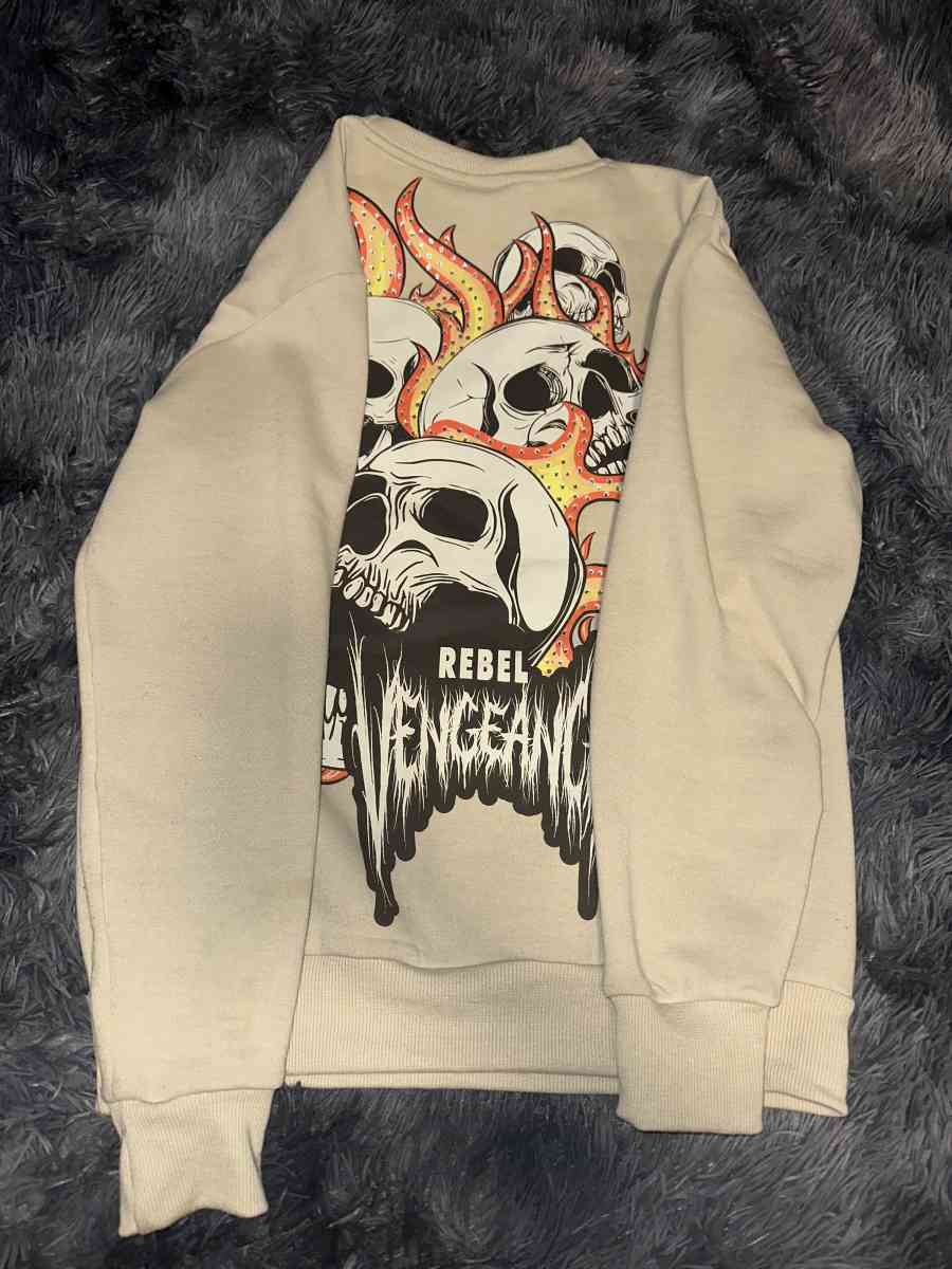 sweatshirt with skulls - Fall River, Massachusetts - FleaMarketBay