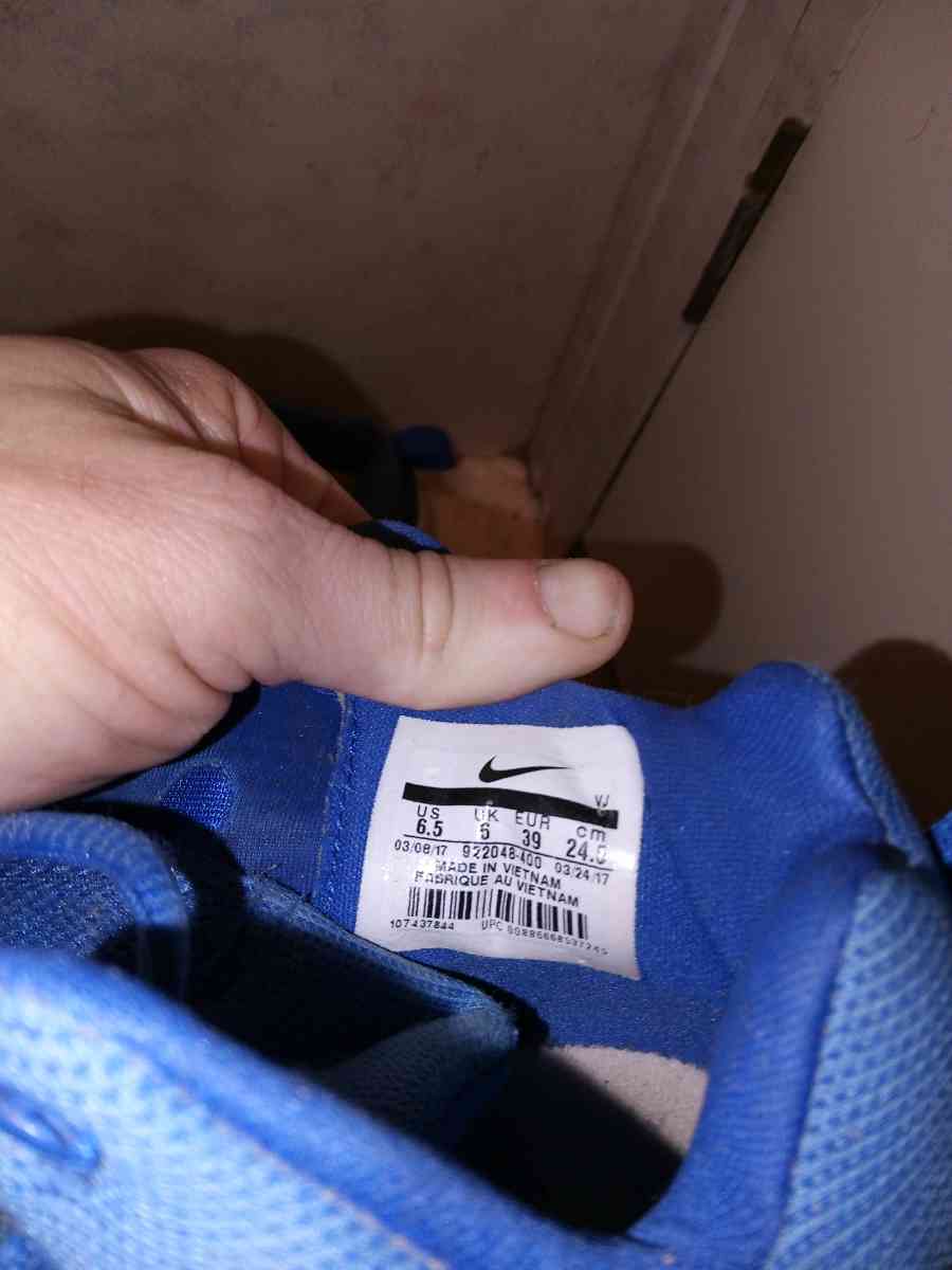 us 6 5 Nike zoom REV - Cleveland, Alabama - FleaMarketBay