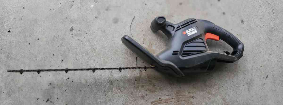 Black  Decker  Electric Corded Hedge Clipper 17  120V  28 Am - Plano, Texas - FleaMarketBay