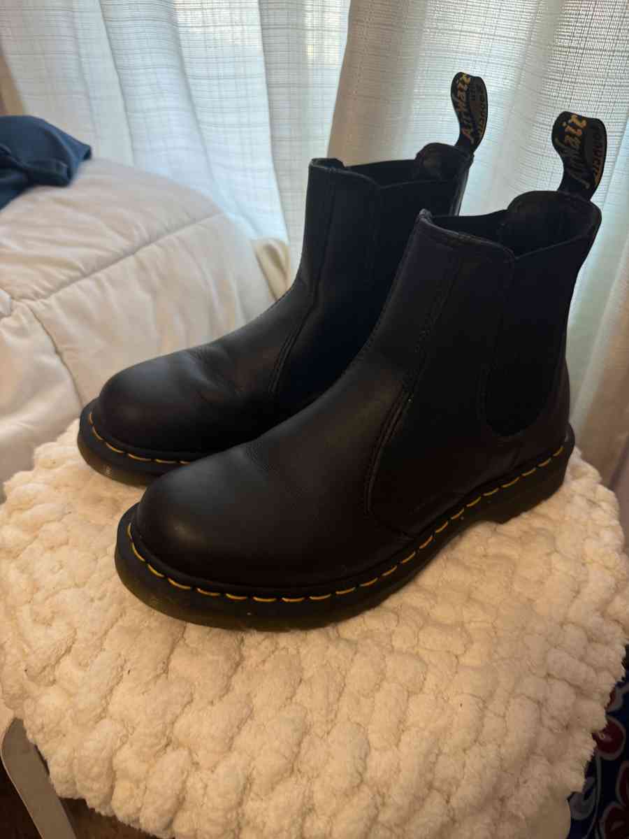 Dr Martens Chelsea Boots Black - Fitchburg, Massachusetts - FleaMarketBay