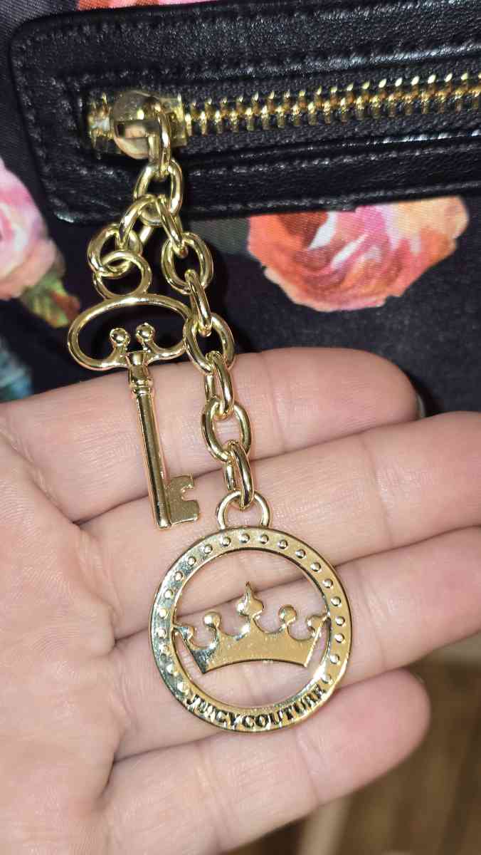 Juicy Couture Oversized Crossbody Purse - Defuniak Springs, Florida - FleaMarketBay