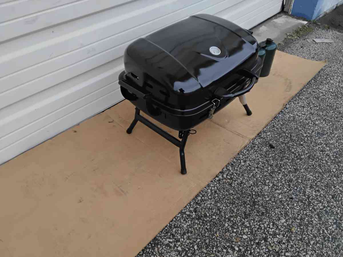 Black Portable Propane Gas Grill 2 Full Propane Tanks New - Williamstown, New Jersey - FleaMarketBay