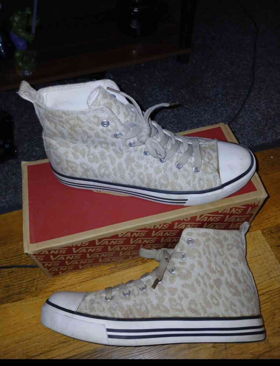 Womens shoes size 11 - Laurel, Mississippi - FleaMarketBay