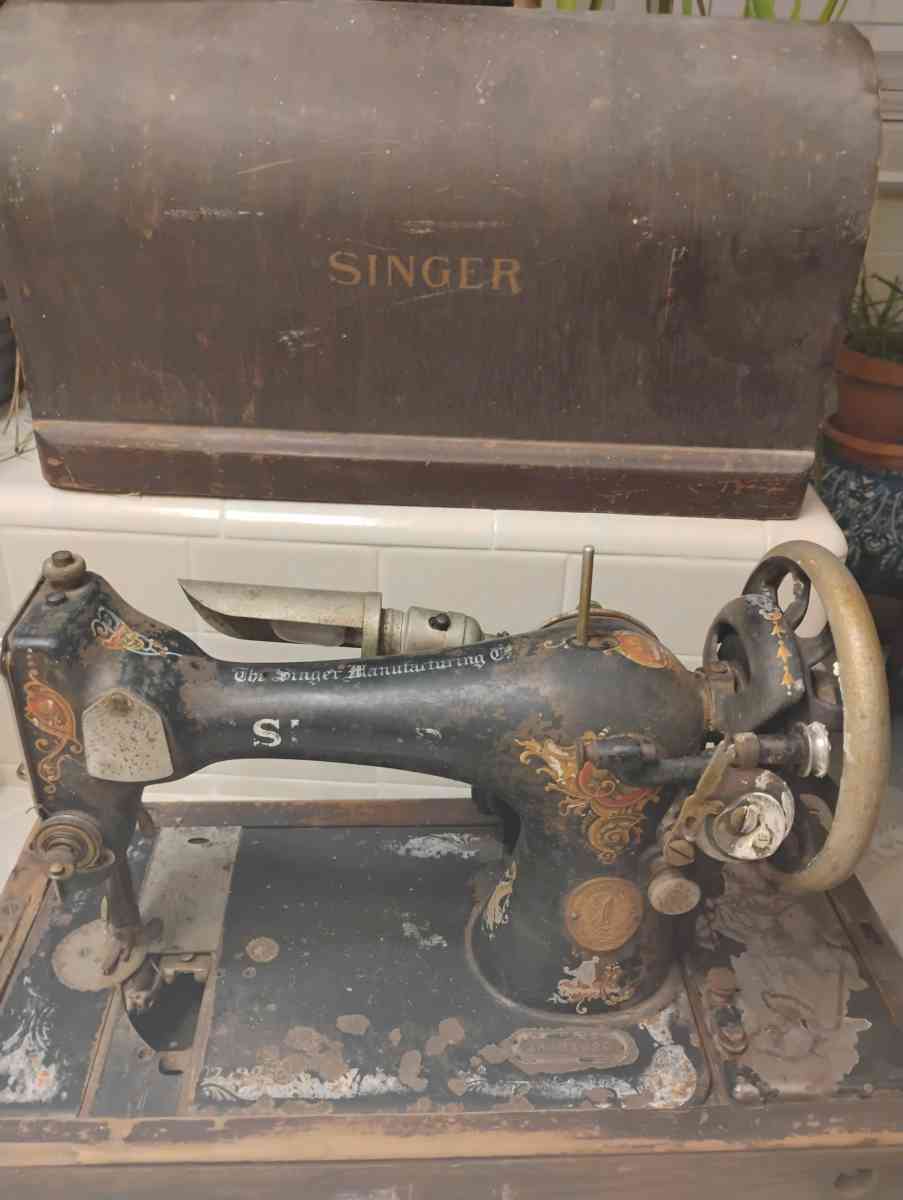 SINGER Sewing machine from 1920s - Baytown, Texas