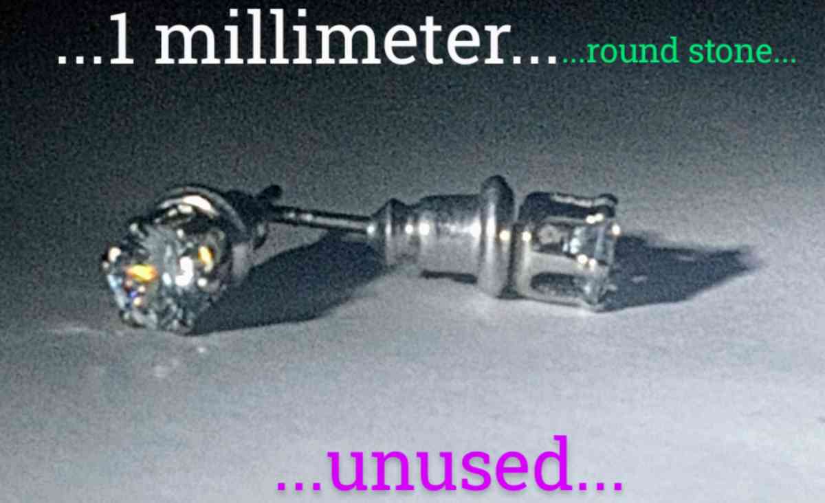 925 1 mm lab grown diamond earrings - Watauga, Tennessee - FleaMarketBay