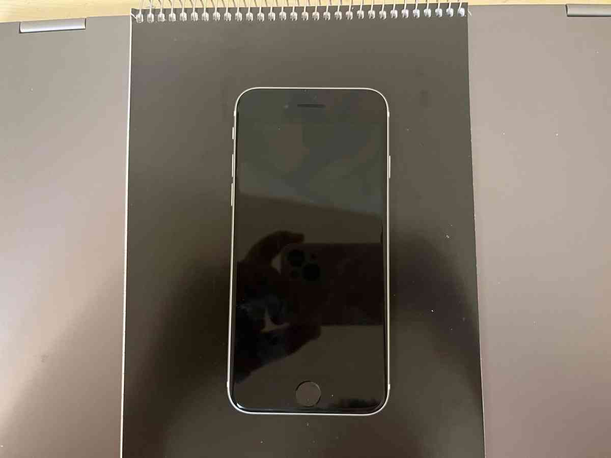 iPhone SE - Pittsburgh, Pennsylvania - FleaMarketBay