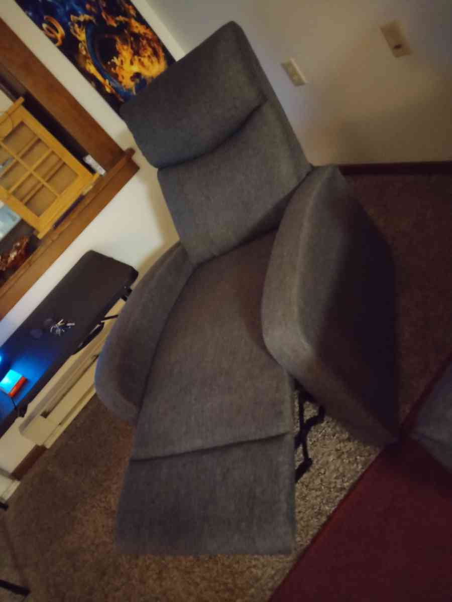 Gray Recliner - Valley City, North Dakota - FleaMarketBay