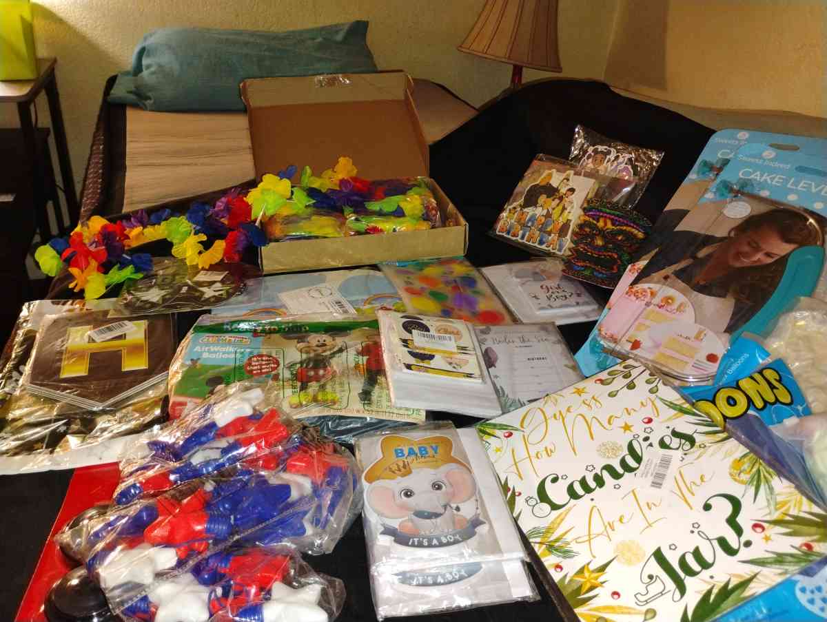 Party Supplies - Glendale, Arizona - FleaMarketBay