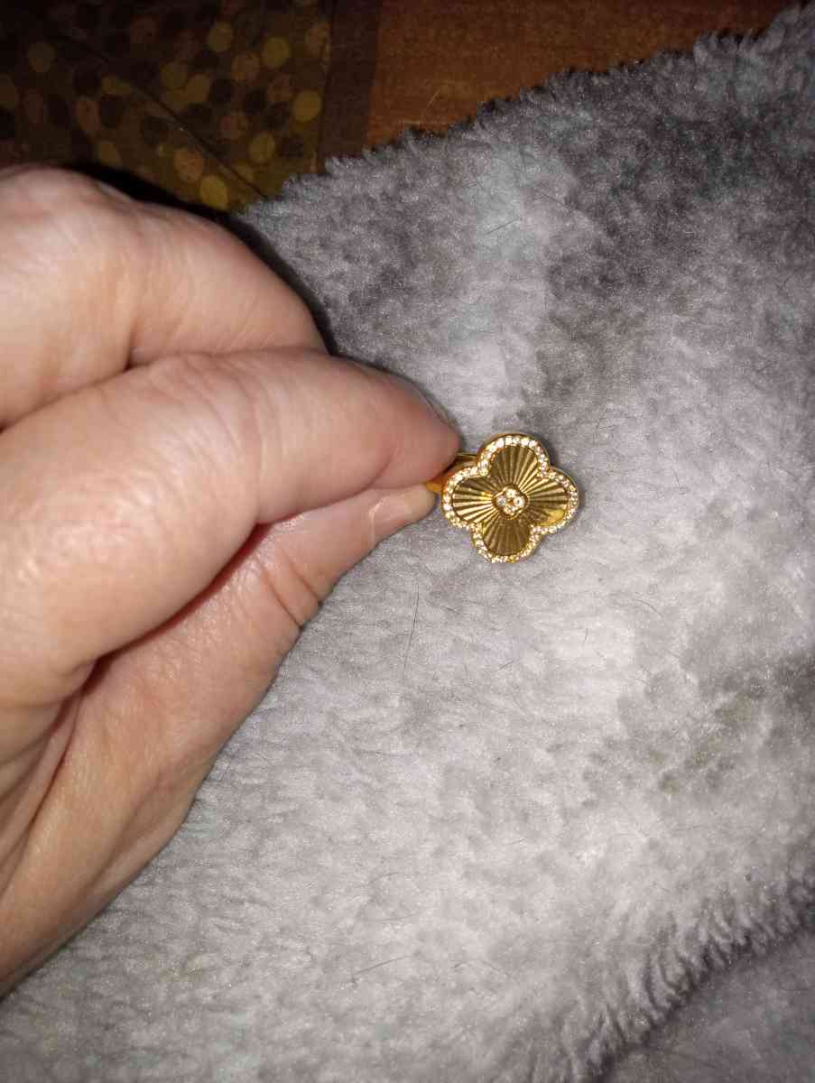 cloverleaf design ring with diamond chips