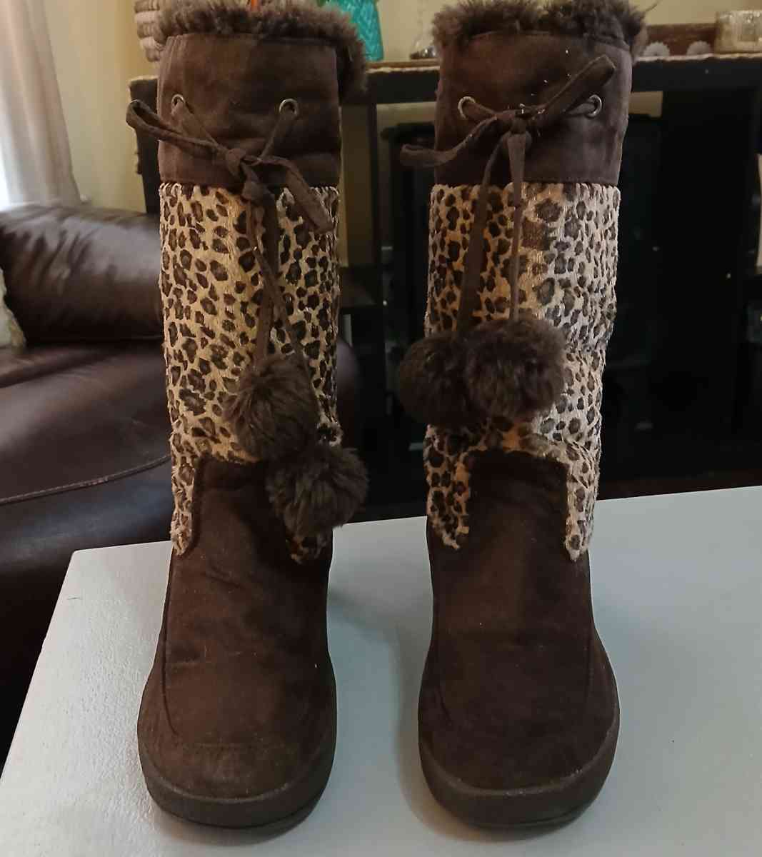 SO Wear it Declare it Snow Boots for Women Size 8 - Indianapolis, Indiana - FleaMarketBay