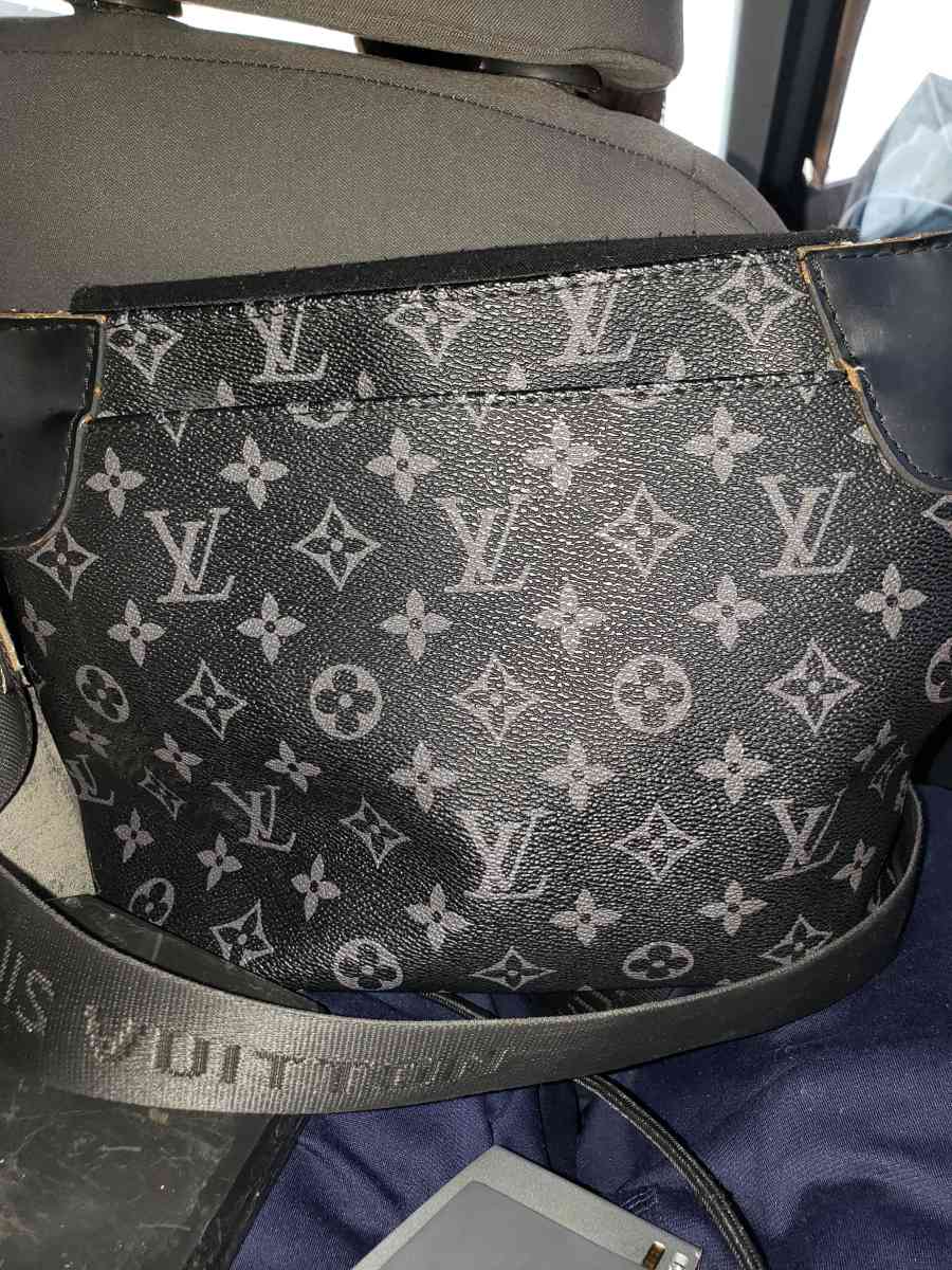 Louis Vuitton crossbody - Virginia Beach, Virginia - FleaMarketBay